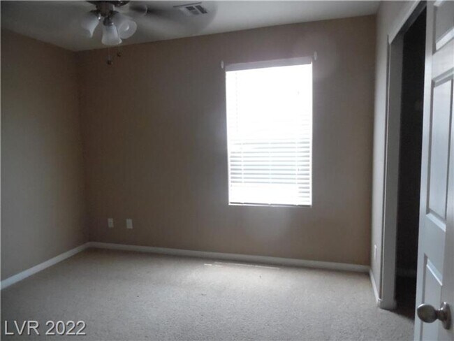 Building Photo - Huge 4 bedroom 3 bath 2 story home