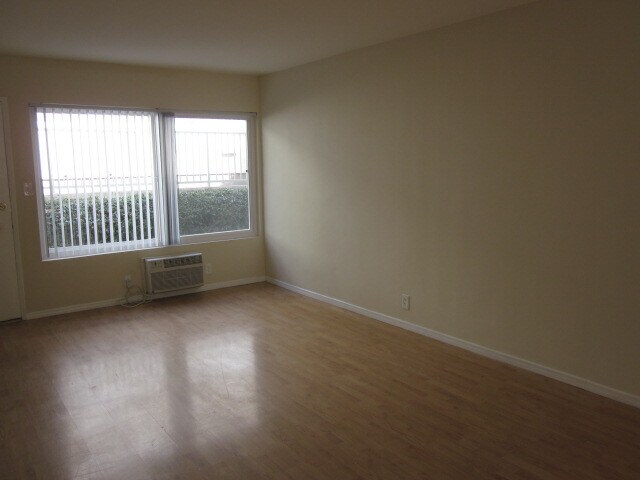 Building Photo - 534 N Hayworth Ave