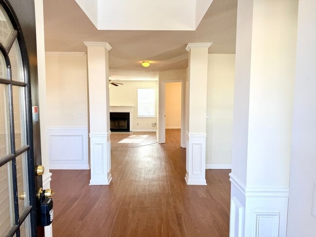 Building Photo - Welcome to this stunning 4-bedroom, 3-bathroom home located in the desirable Hampton, GA.