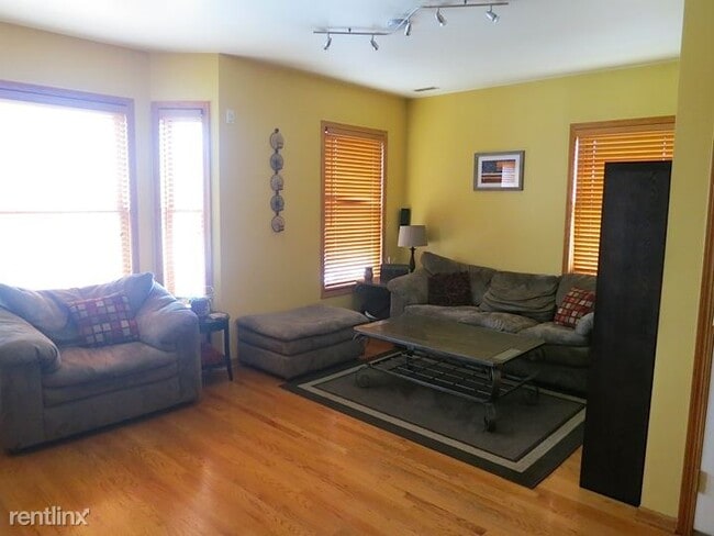 Building Photo - 2 br, 2 bath  - 1966 W Diversey Pkwy Apt 2