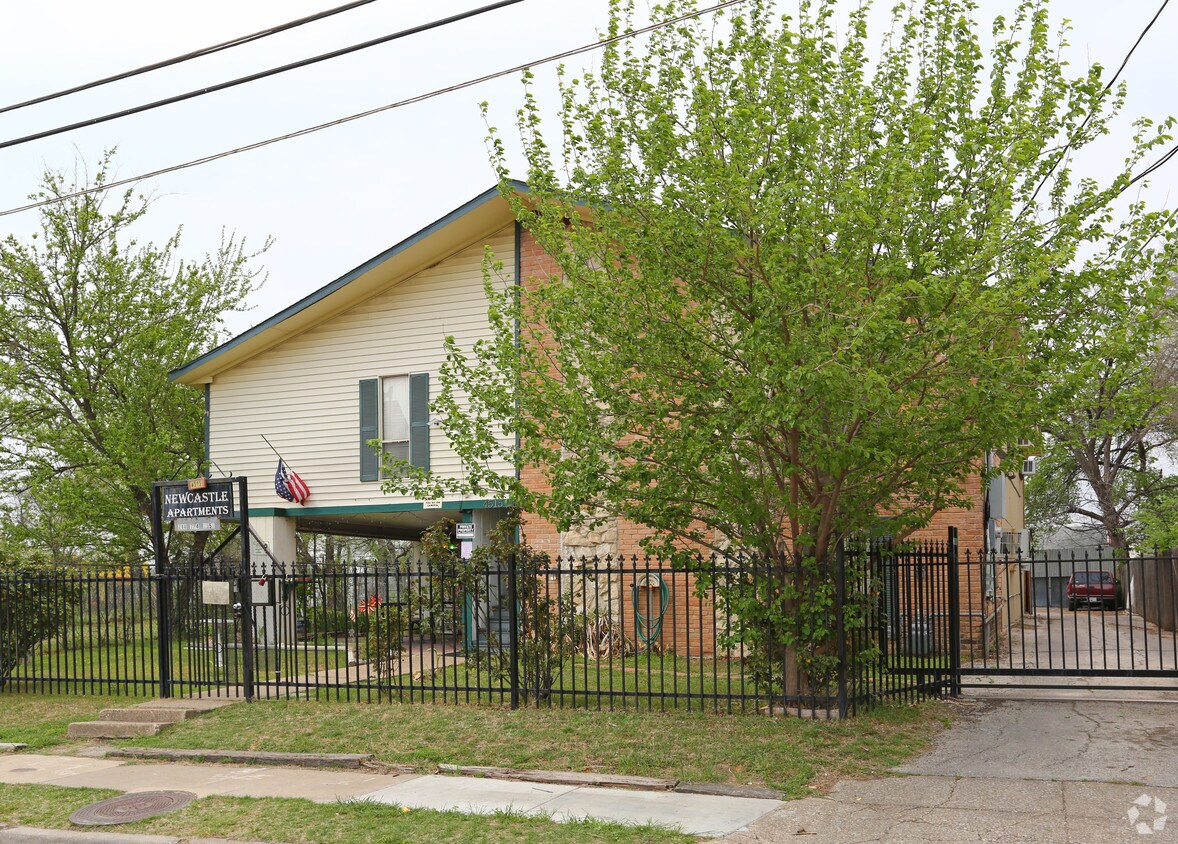 Primary Photo - Newcastle Apartments