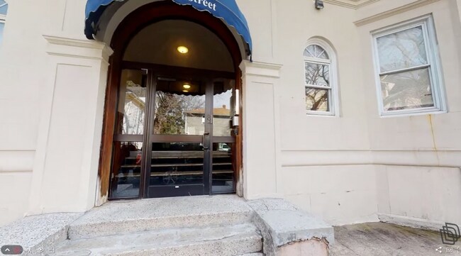 Building Photo - Renovated, luxurious 4bed/2 bath unit with laundry in unit and spacious rooms!