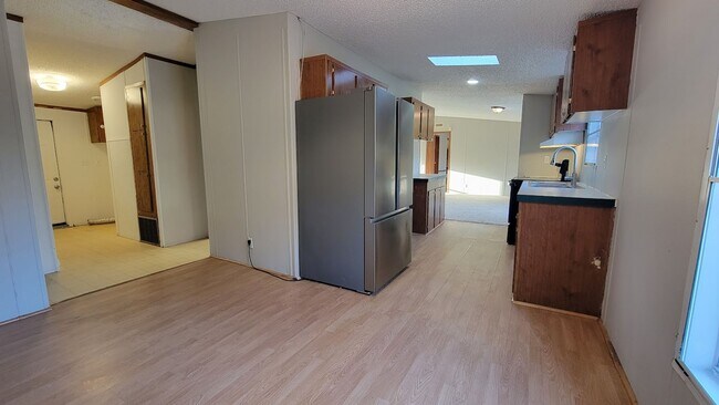 Foto del edificio - Huge 4 bedroom 2 bath home in a great family neighborhood.