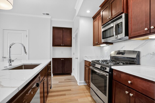 Building Photo - Luxe at Union Hill