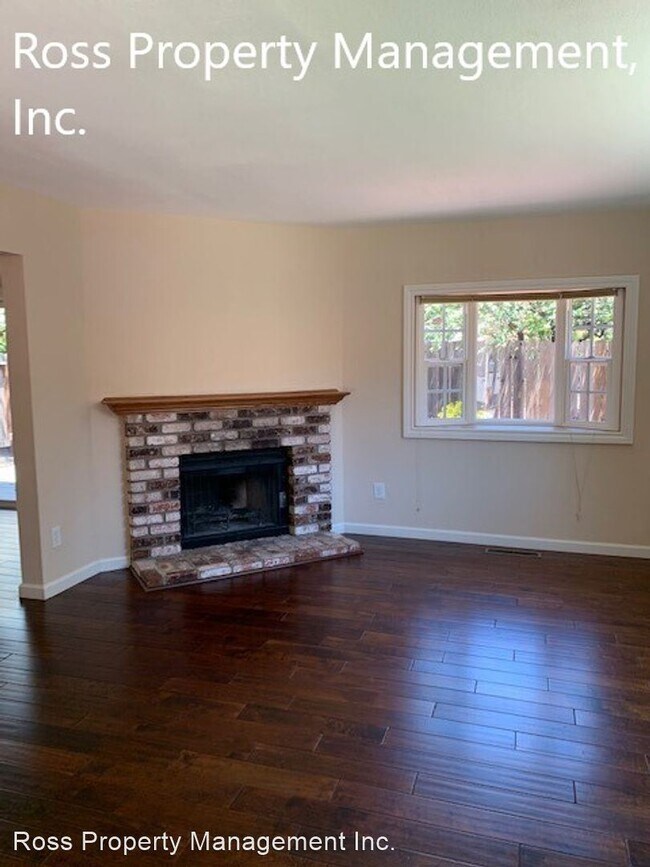 Building Photo - 4 br, 2.5 bath House - 7006 Locust Court