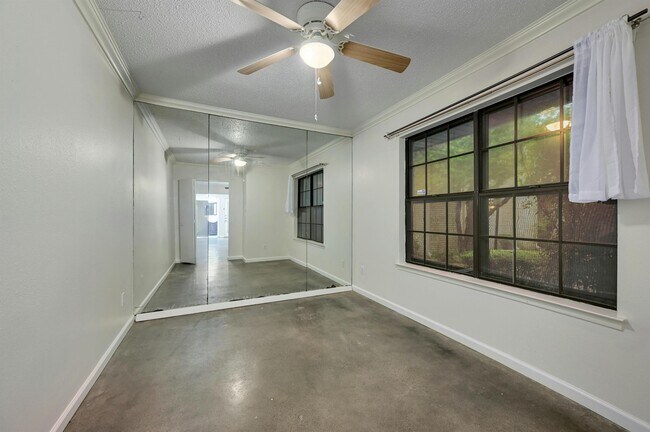 Foto del edificio - 8400 Jamestown Dr