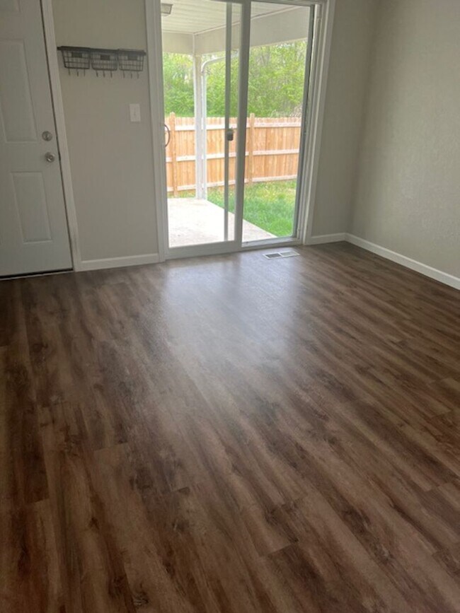 Building Photo - 4 Bedroom 2 bath house