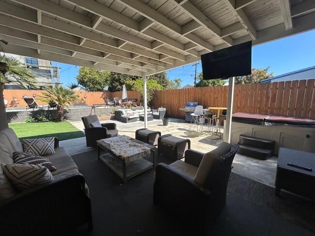 Building Photo - 3 Bed, 1 Bath in Clairemont with a Pool!