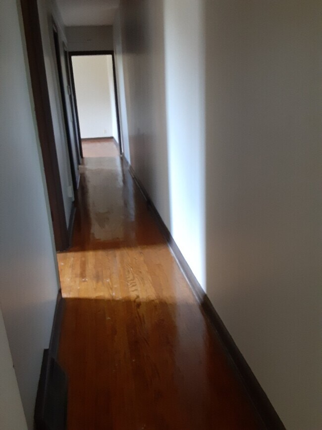 Building Photo - 174 Roslyn Dr