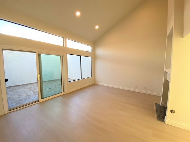 Building Photo - Gorgeous townhome located in a desirable I...