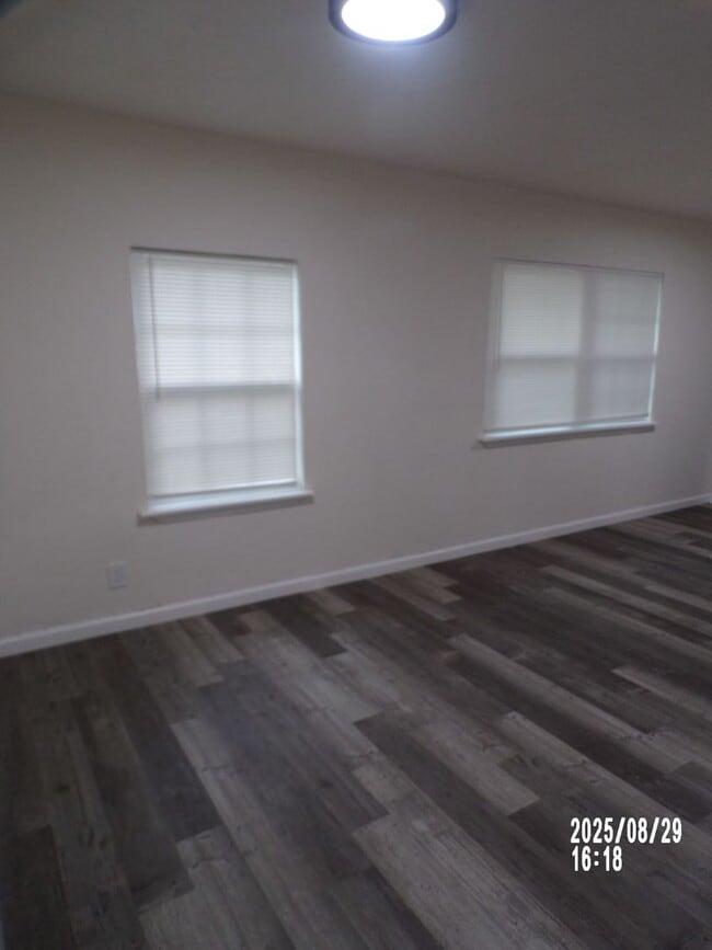 Building Photo - Great re-do , Centrally located to shopping and Ft Sill