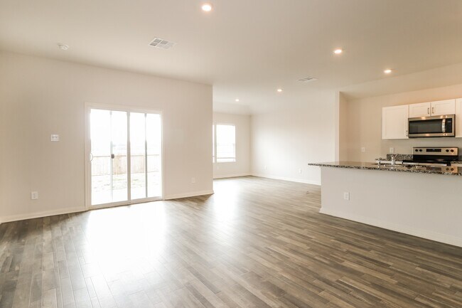 Building Photo - 136 Rustic Trce