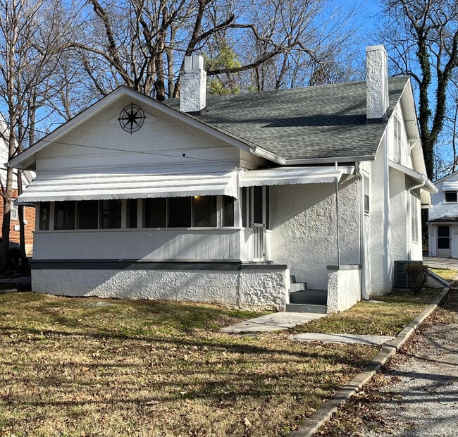 Building Photo - 710 N Maple St