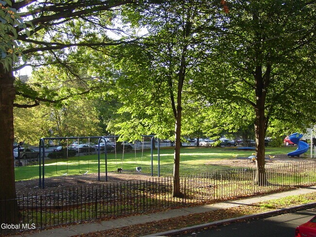 Foto del edificio - 8 Hall Pl