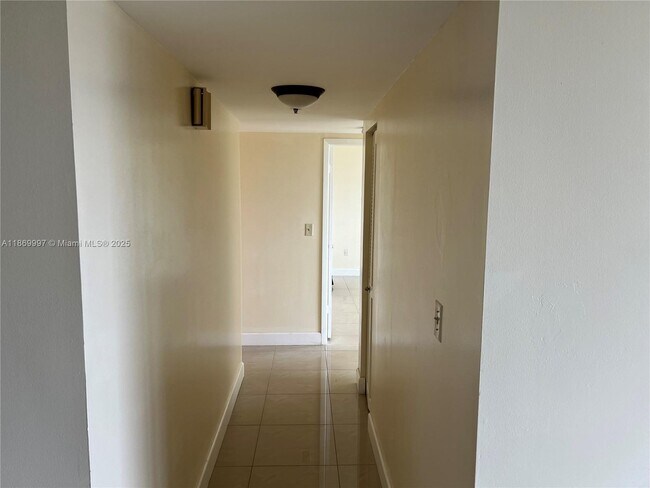 Building Photo - 919 Hillcrest Dr