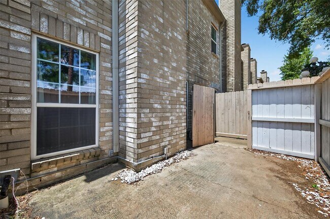 Building Photo - 3102 Holly Hall St
