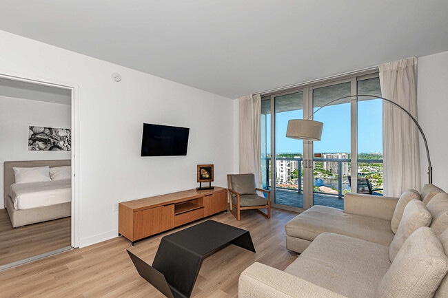 Building Photo - 2602 E Hallandale Beach Blvd