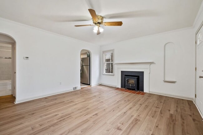 Foto del edificio - Recently Updated 3 Bedroom Cape Cod Home In Brookline.  Available Immediately.