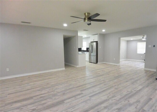Building Photo - 5476 Lake Le Clare Rd