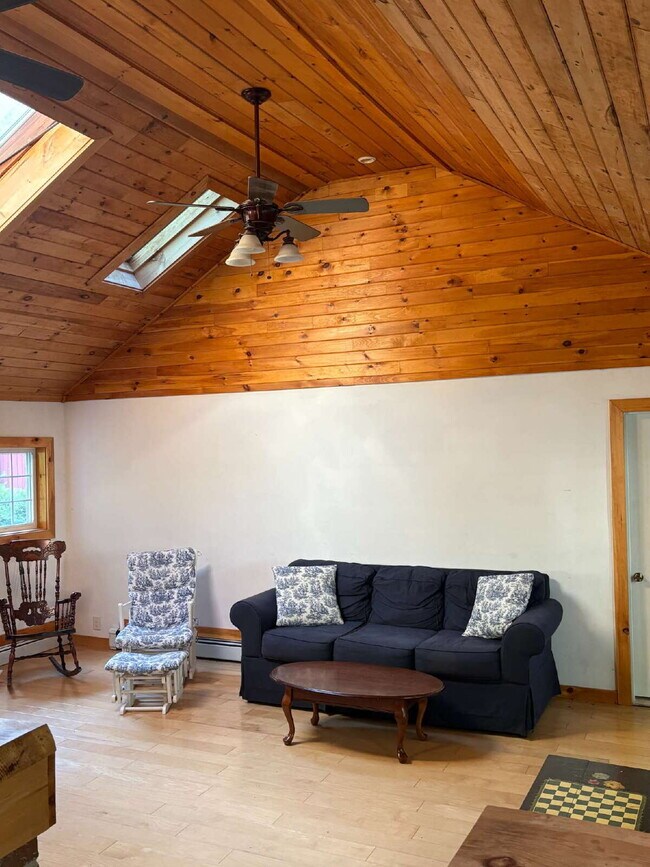 Foto del edificio - Charming 3BR Waterfront Retreat with Sunroom, Brick Accent & Scenic Lake Views