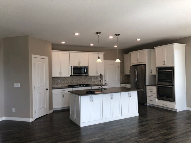 Foto del edificio - Lovely 4-bedroom home available for rent i...