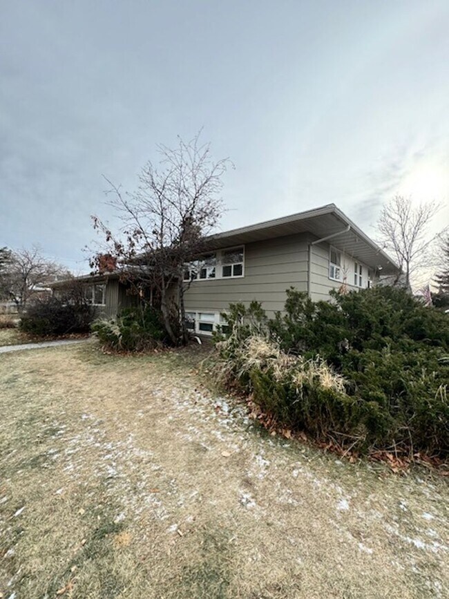 Building Photo - Centrally Located Apartment Walking Distan...