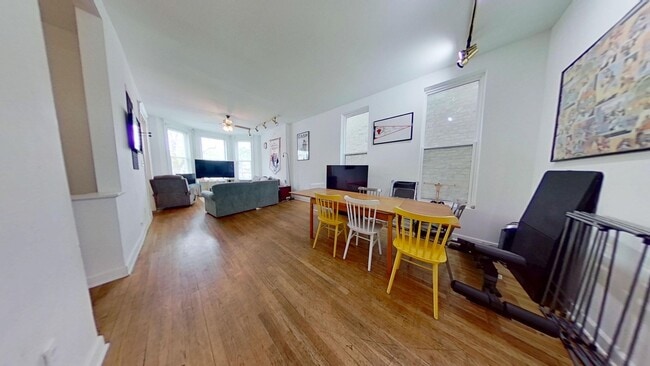Building Photo - 1039 W Wolfram St