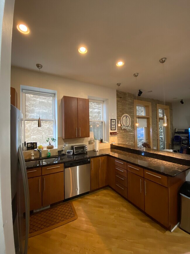 Building Photo - 1351 N Ashland Ave