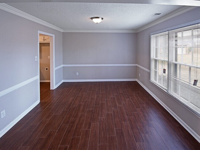 Building Photo - 4 bed, 2.5 bath about 2500 square feet nea...