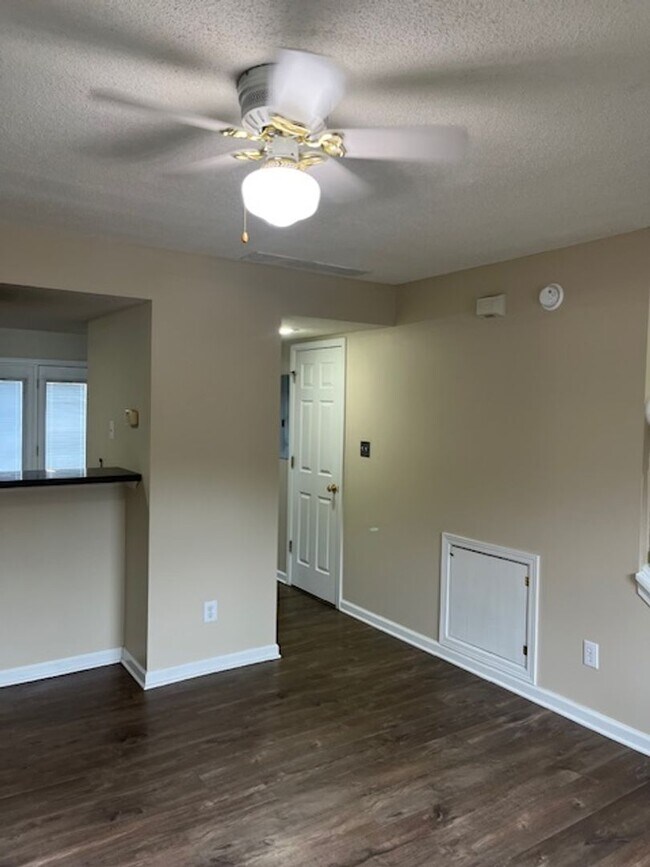 Foto del edificio - 2 bedroom, 1.5 bath Townhouse: Oaklawn Park!