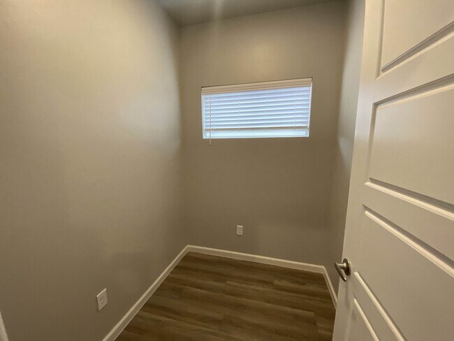 Building Photo - Gorgeous Townhome w/ Storm Shelter!!!