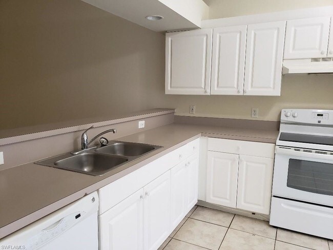 Building Photo - 519 SE 23rd Pl