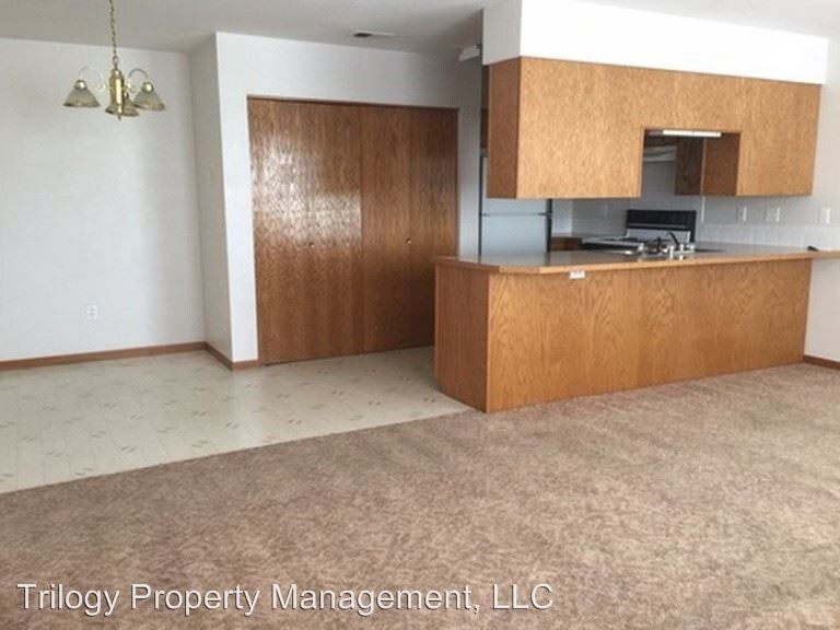 Building Photo - 4927-4933 Basswood Dr