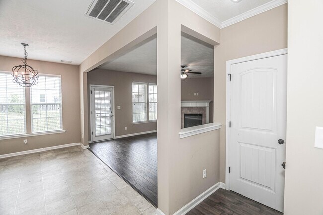 Building Photo - 1315 York Dr