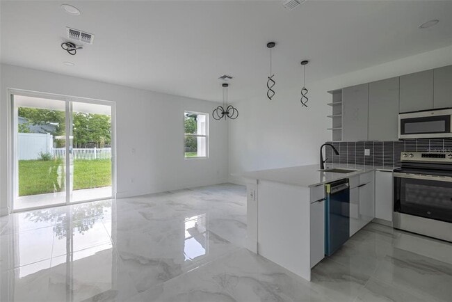 Building Photo - 2005 BARROSO St