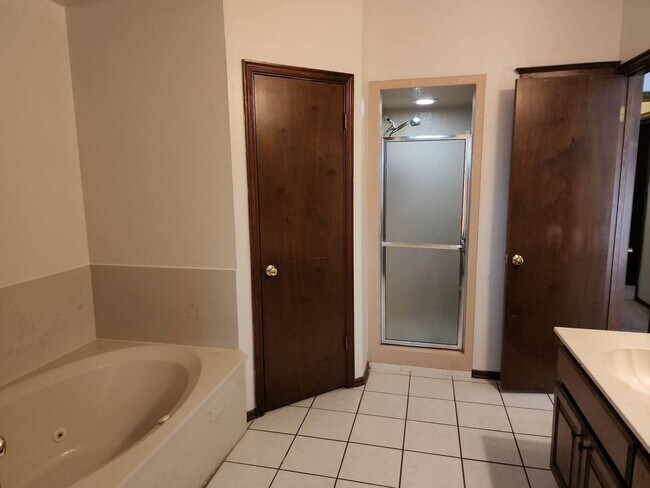 Building Photo - Edmond Rental