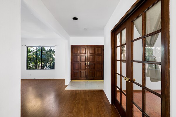 Building Photo - 439 S La Peer Dr