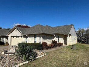 Building Photo - 32 Fairway Ln