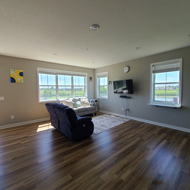Building Photo - 7254 Yellowstone Ct N