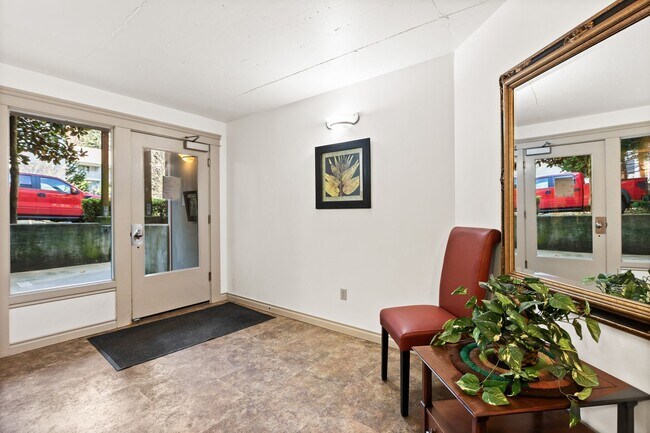 Foto del edificio - Modern 2-Bedroom Condo in Shoreline with Stylish Finishes