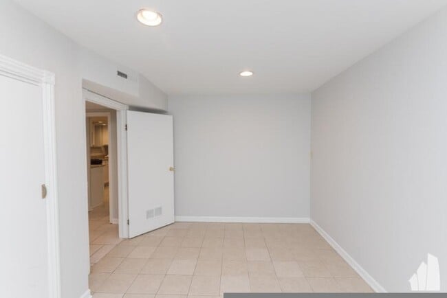 Building Photo - 2 bedroom in Chicago IL 60614