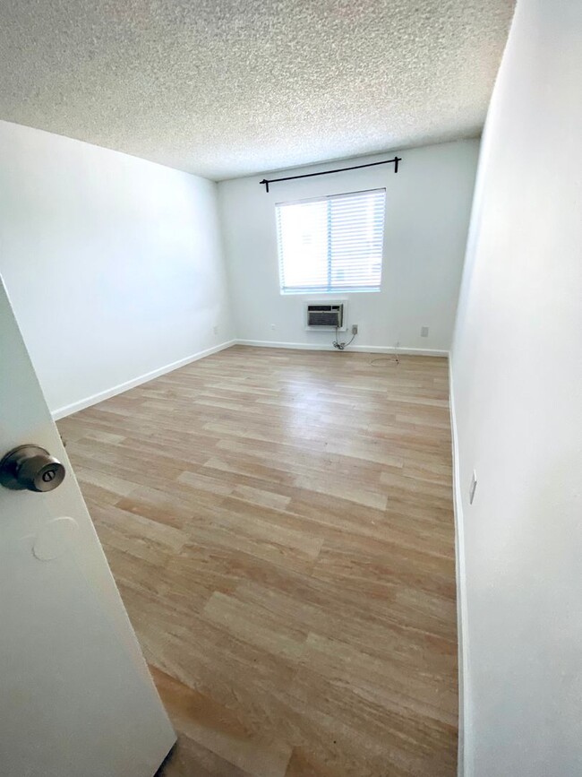 Foto del edificio - 1 BEDROOM 1 BATHROOM CONDO!! HARDWOOD FLOO...