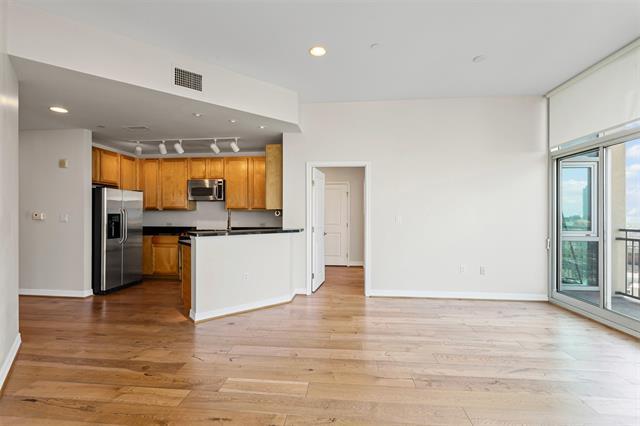 Building Photo - 500 Throckmorton St