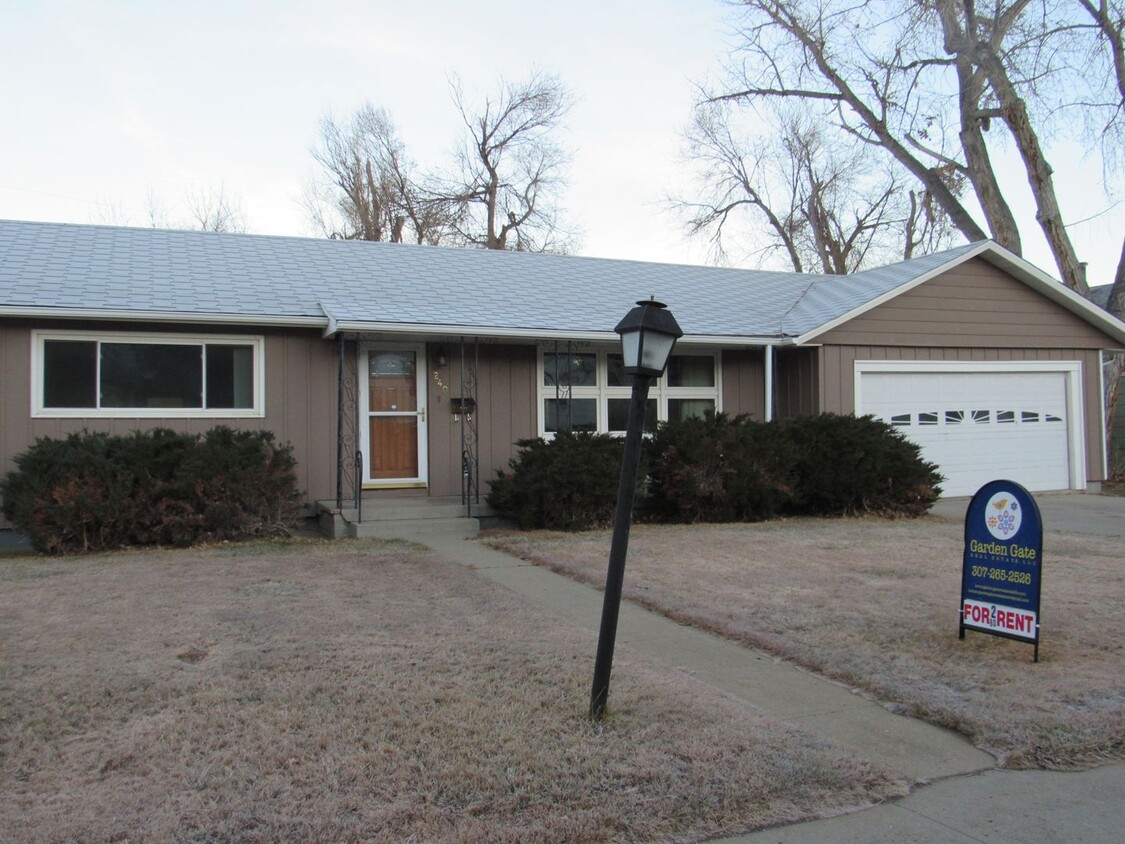 Foto principal - Large Eastside 2 Bedroom Ranch w/Double Ga...