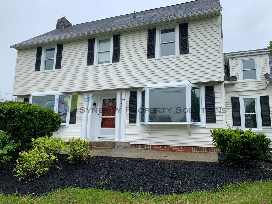 Primary Photo - Large Colonial Style Home