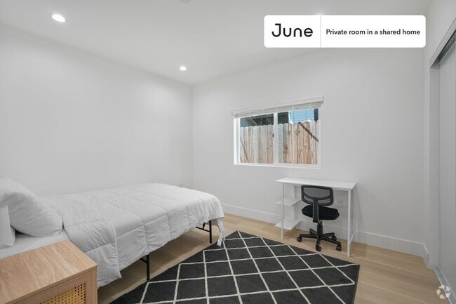 Building Photo - Private bedroom in 3 bed/2 bath Home