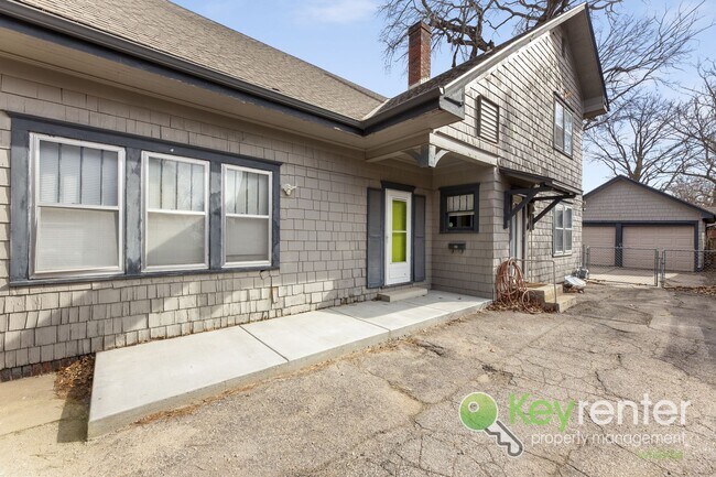 Building Photo - E Lewis St Duplex