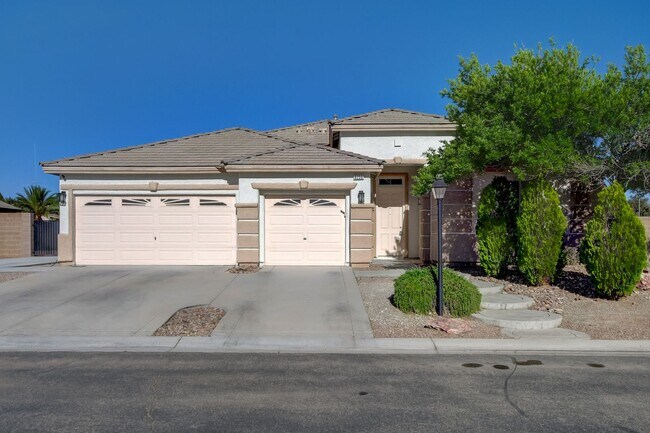 Foto del edificio - Single Family Home on 20k SQFT Lot in Gated Community