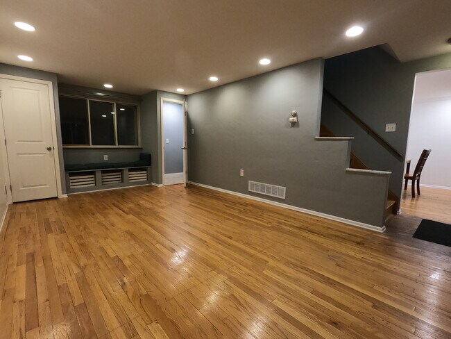 Sala de estar (a la izquierda de la puerta de entrada) - 1714 Fair Acres Ave