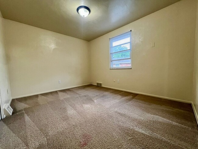 Building Photo - Magnificent 3 Bedroom Townhome with Garage...